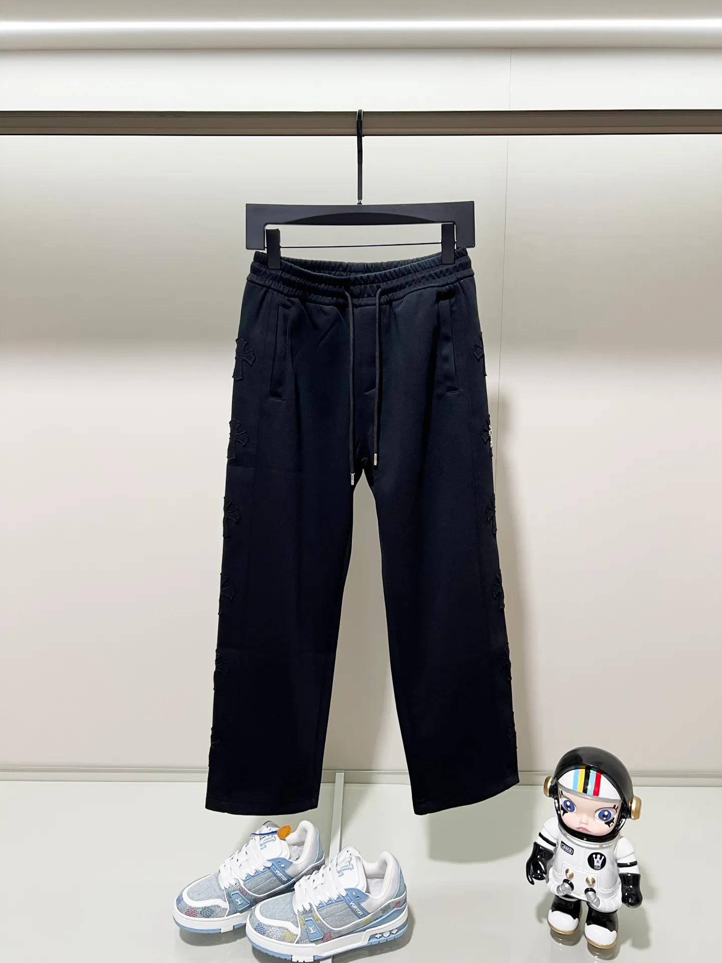 P260 chromehearts/Chrome heart selected 400g custom fabric sweatpants, classic side patch cross embroidery🪡hardware crafts logo, official synchronization, 1:1 original mold opening, fashion personality, versatile trend, pure original quality, original washed fabric, tag, collar label, washed wheat, complete three labels, color: black, gray. Size: M-3XL